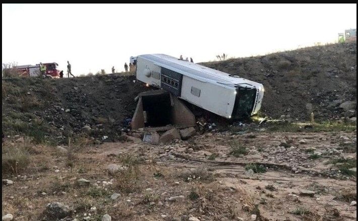 Kaza sabah saatlerinde Erzurum'un Horasan ilçesinin Haydarlı Mahallesi yol ayrımında meydana geldi. Kanberoğlu turizme ait Salih Karademir’in kontrolünü yitirdiği 61 S 2161 plakalı yolcu otobüsü, şarampole devrildi. İhbarla kaza yerine sağlık, itfaiye, polis ve jandarma ekipleri sevk edildi. Ekipler, otobüsün camlarını kırarak, sıkışan yolcuları kurtardı.